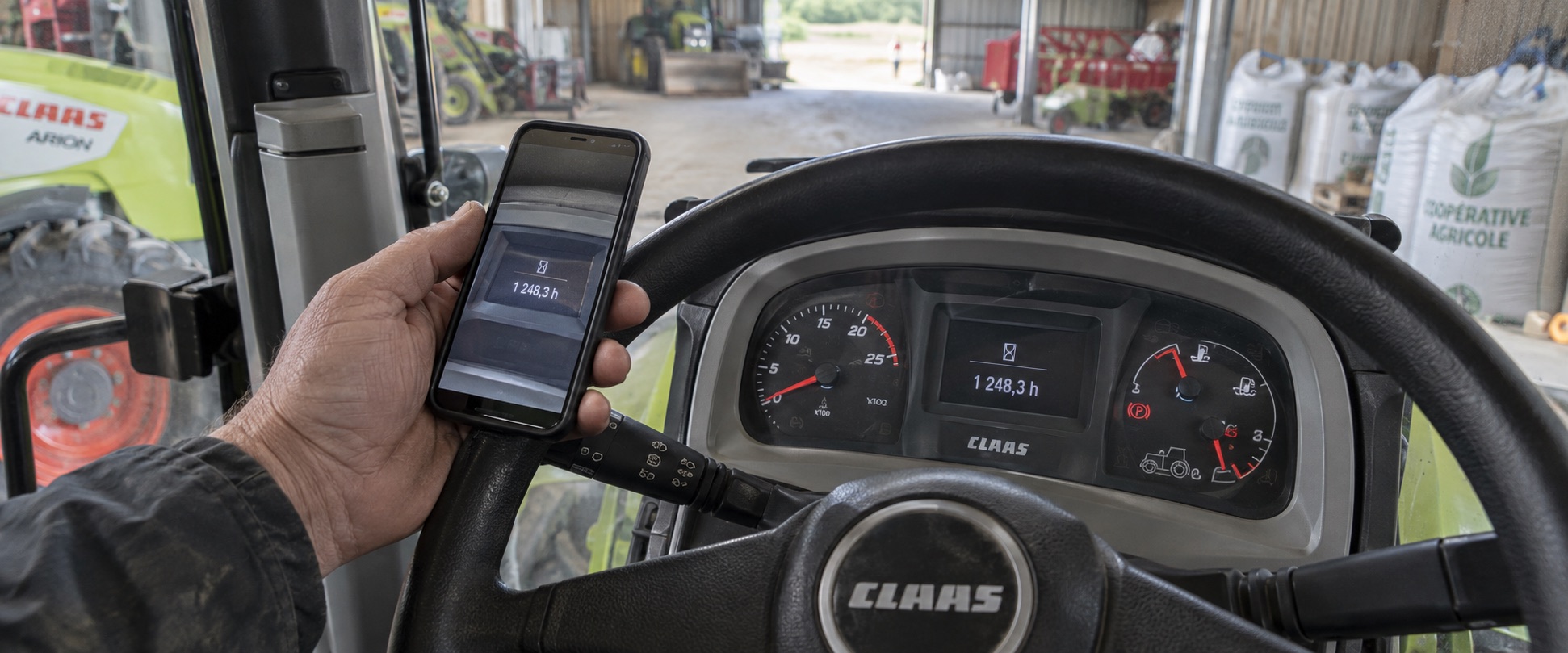 Relevé du compteur d’un tracteur avant un emprunt de matériel en CUMA.