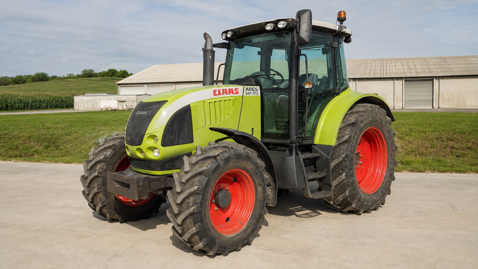 Tracteur CLAAS ARES 547 ATZ présenté dans un environnement agricole