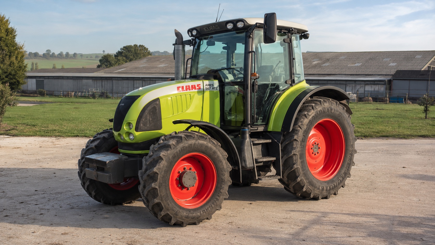 Tracteur CLAAS ARES 567 ATZ présenté dans un environnement agricole
