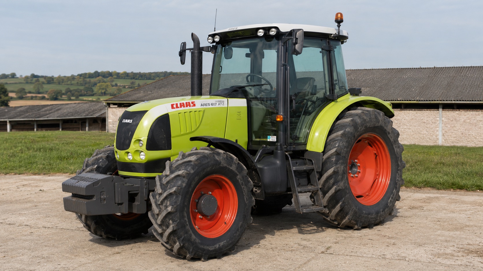 Tracteur CLAAS ARES 617 ATZ présenté dans un environnement agricole