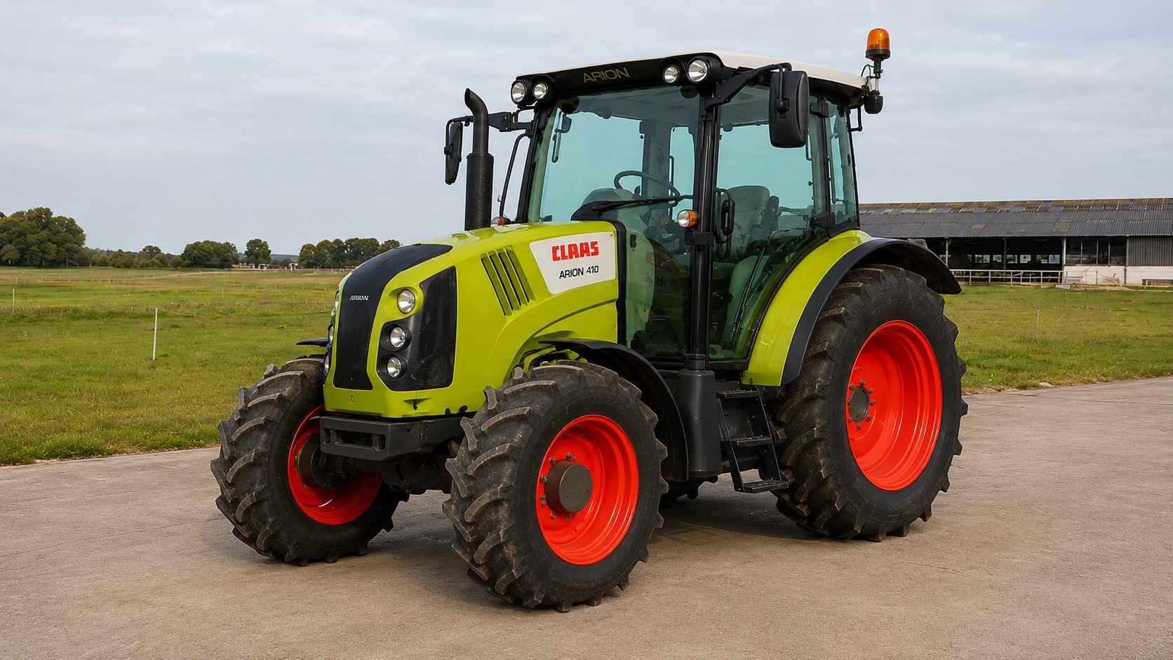 Tracteur CLAAS ARION 410 présenté dans un environnement agricole