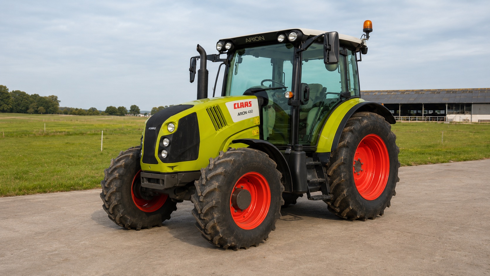 Tracteur CLAAS ARION 430 présenté dans un environnement agricole