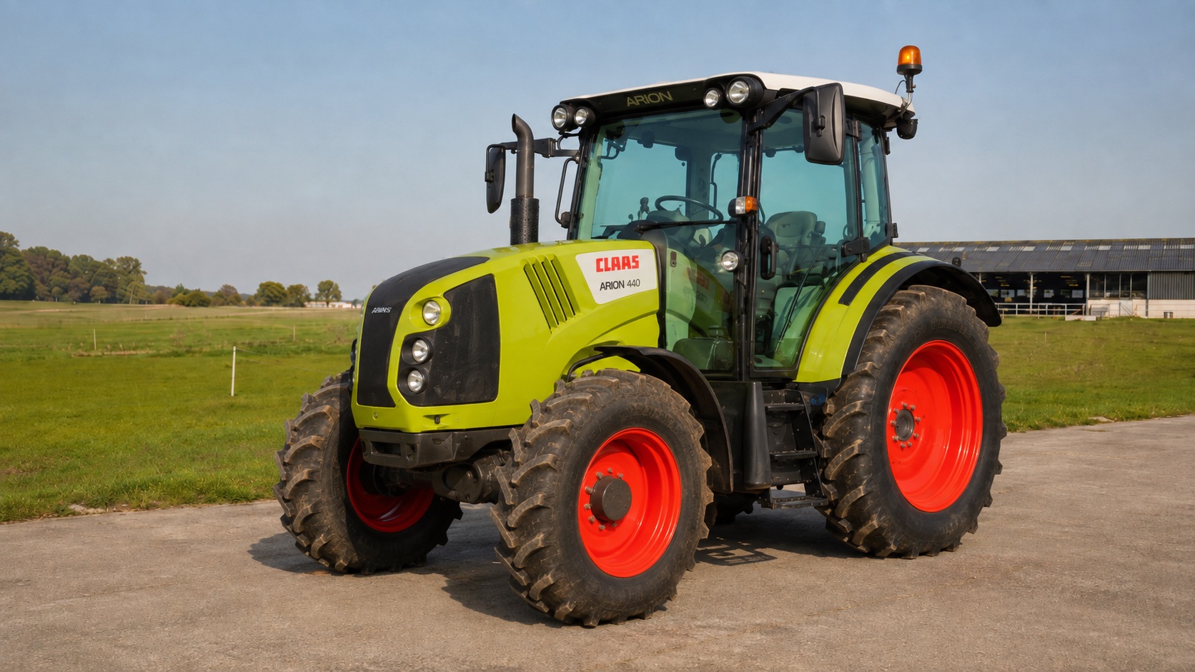 Tracteur CLAAS ARION 440 présenté dans un environnement agricole
