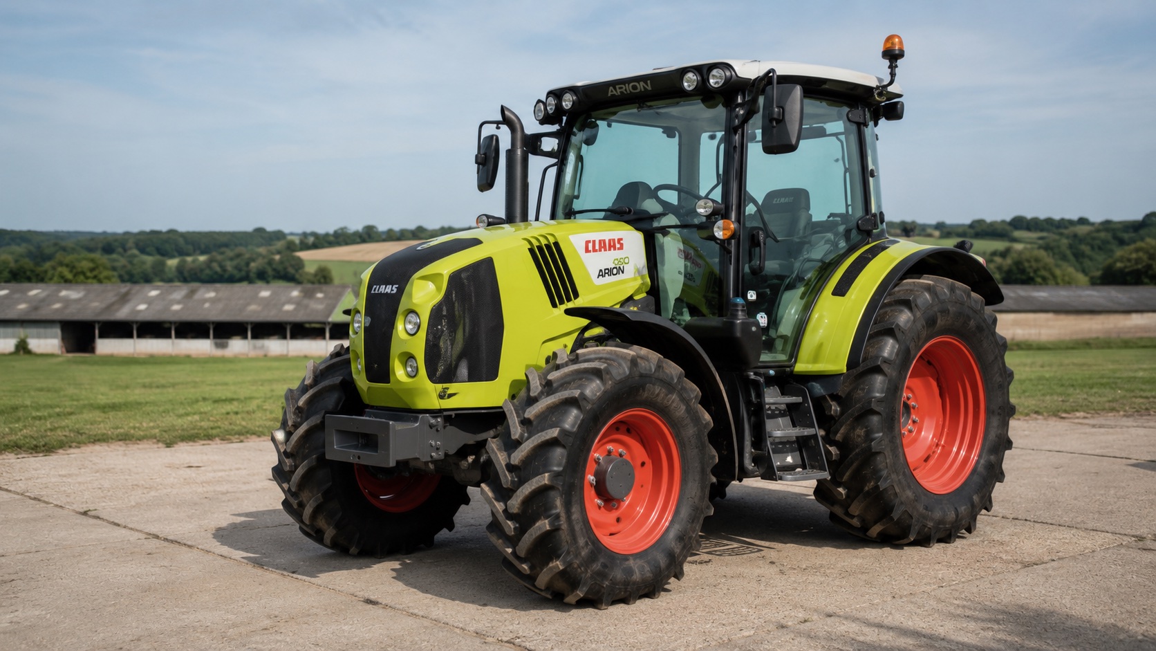 Tracteur CLAAS ARION 450 présenté dans un environnement agricole