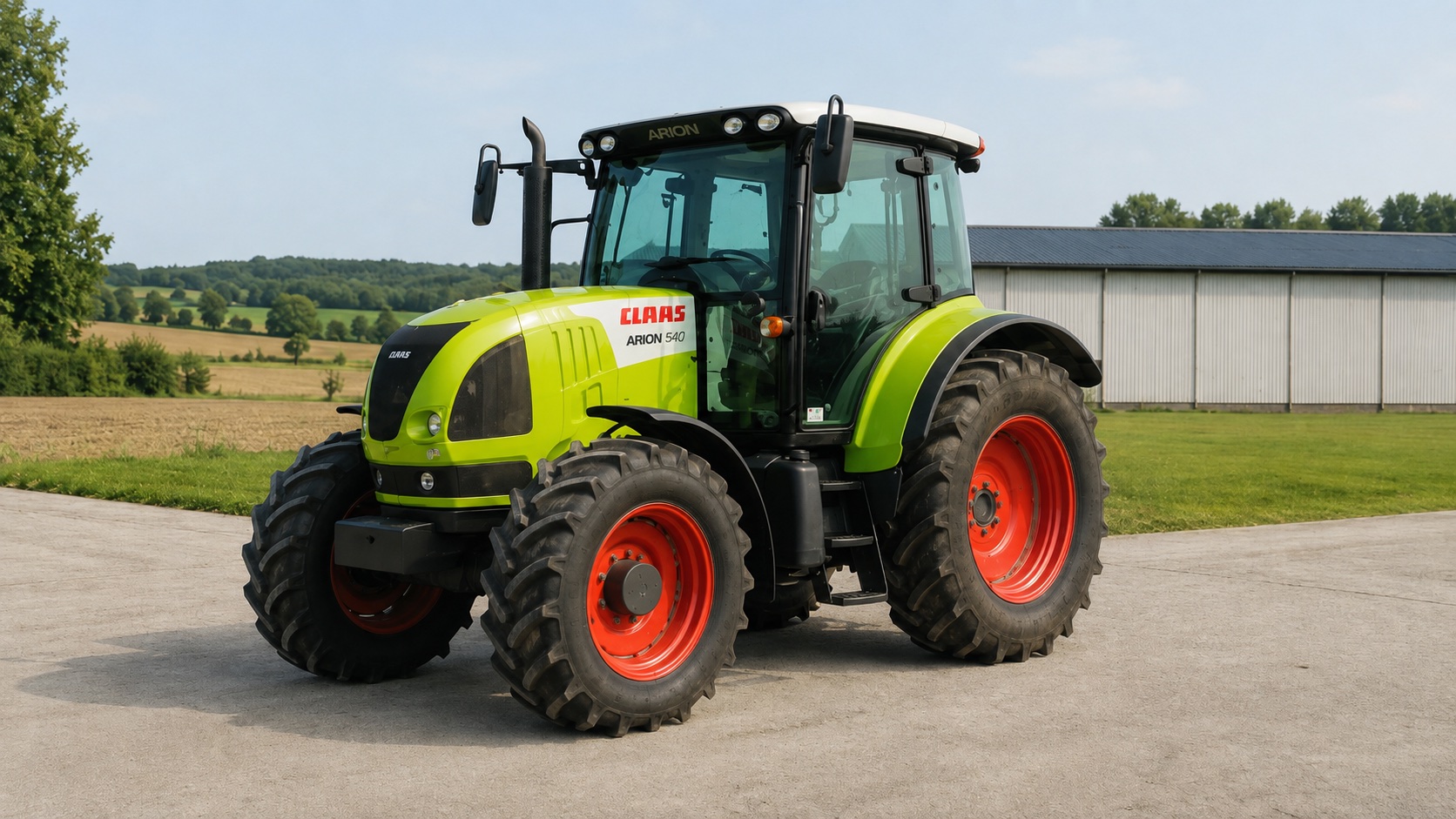 Tracteur CLAAS ARION 540 présenté dans un environnement agricole