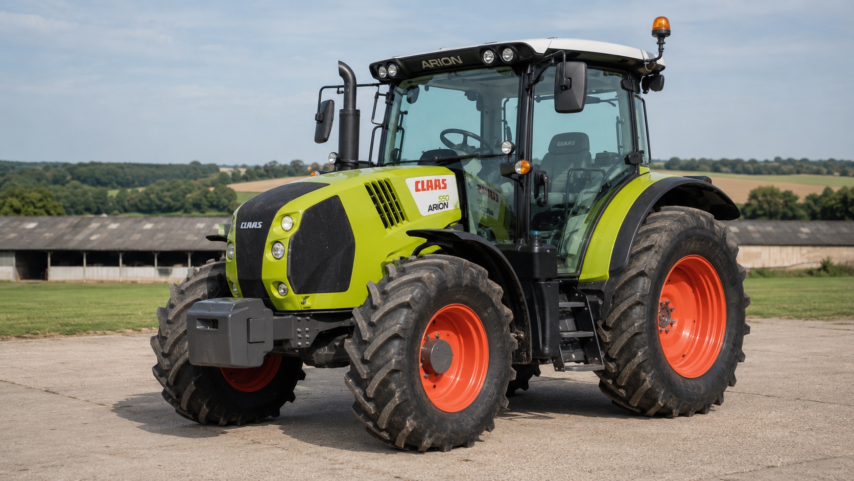 Tracteur CLAAS ARION 550 présenté dans un environnement agricole