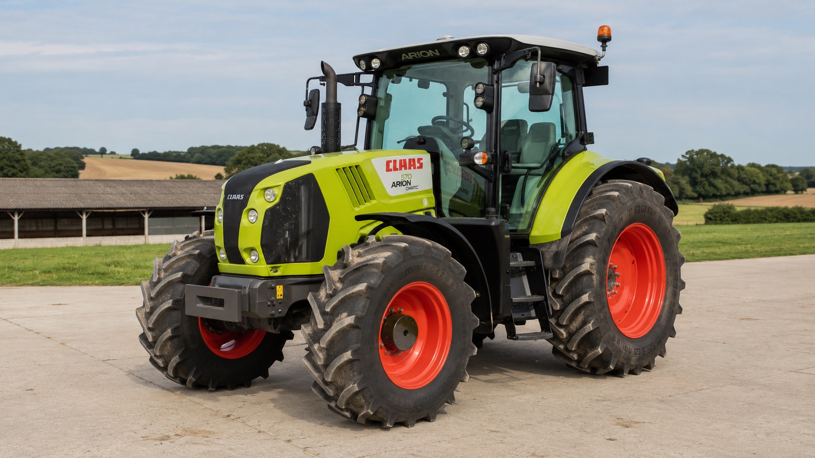 Tracteur CLAAS ARION 570 CMATIC présenté dans un environnement agricole