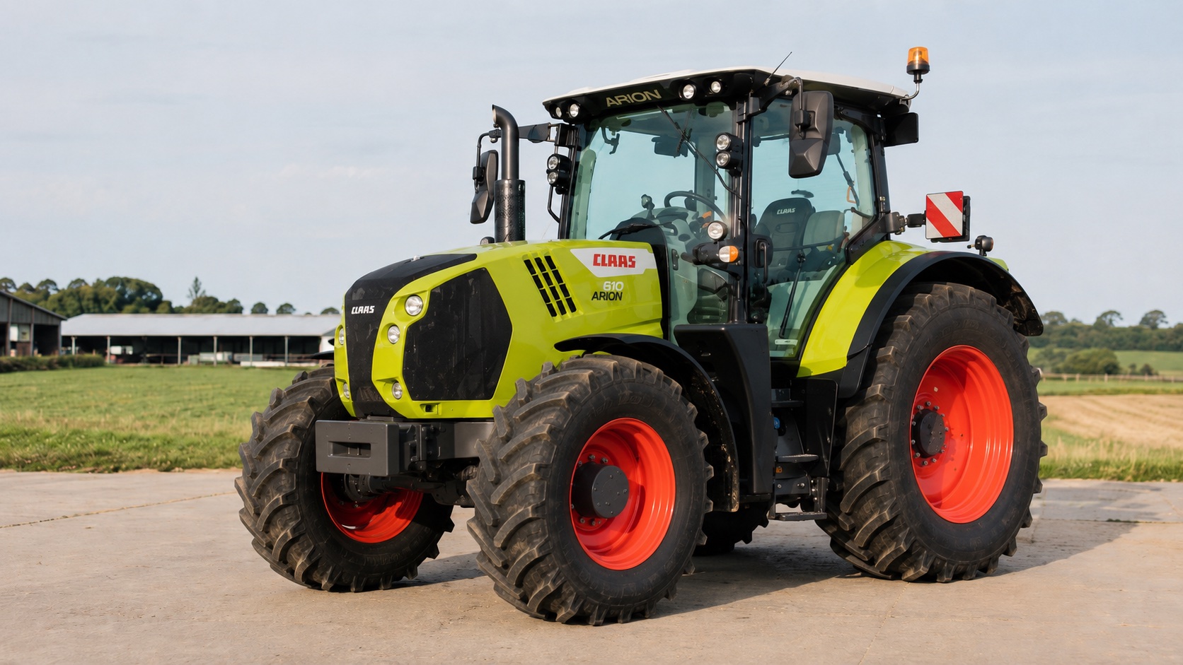 Tracteur CLAAS ARION 610 présenté dans un environnement agricole