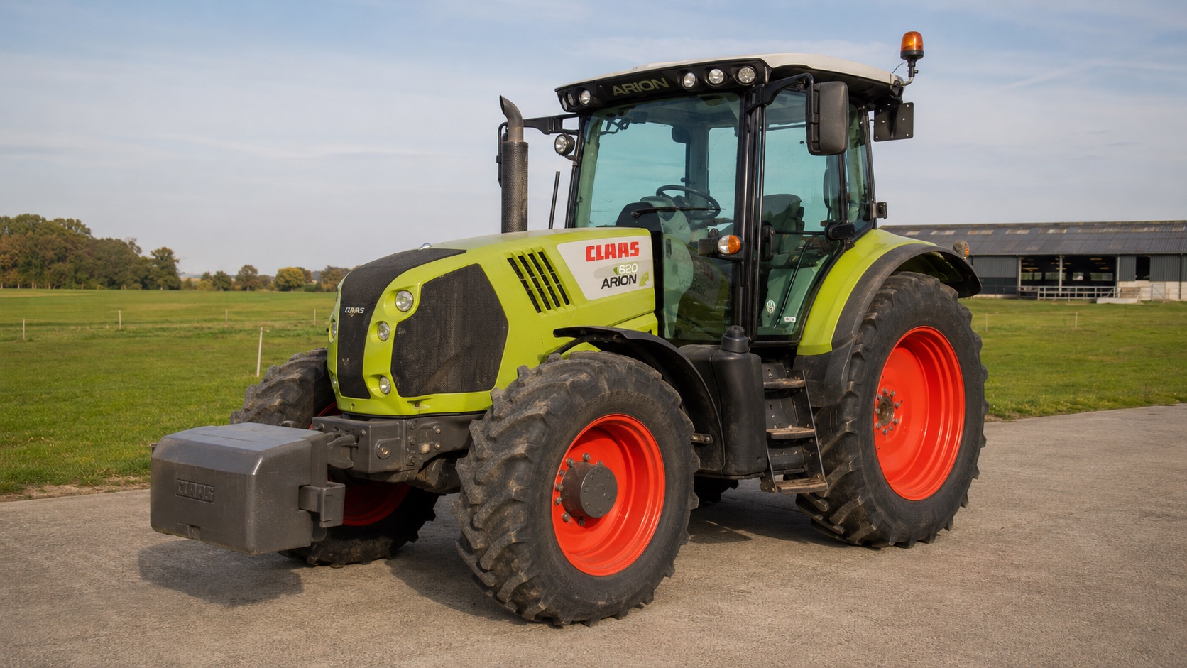 Tracteur CLAAS ARION 620 présenté dans un environnement agricole