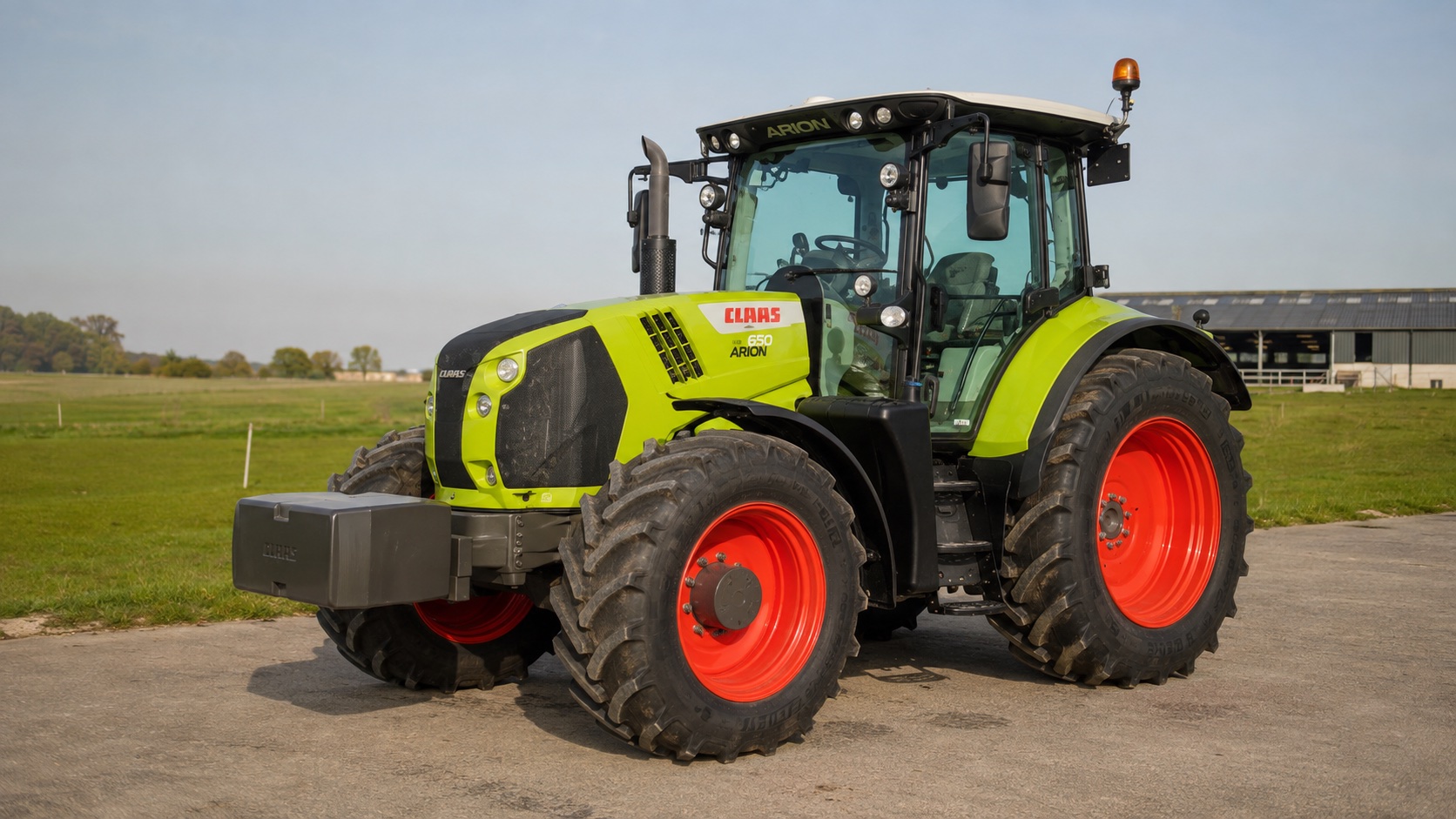 Tracteur CLAAS ARION 650 présenté dans un environnement agricole