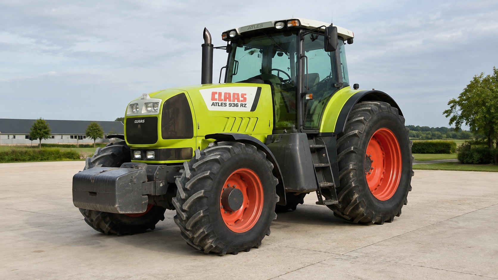 Tracteur CLAAS ATLES 936 RZ présenté dans un environnement agricole