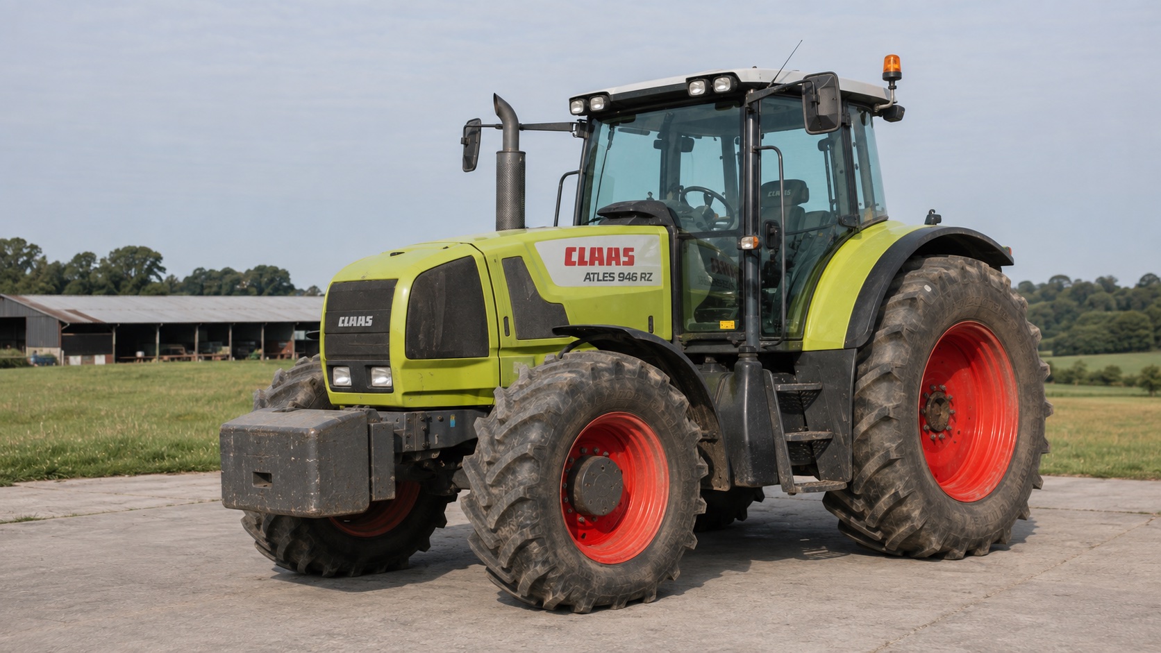Tracteur CLAAS ATLES 946 RZ présenté dans un environnement agricole