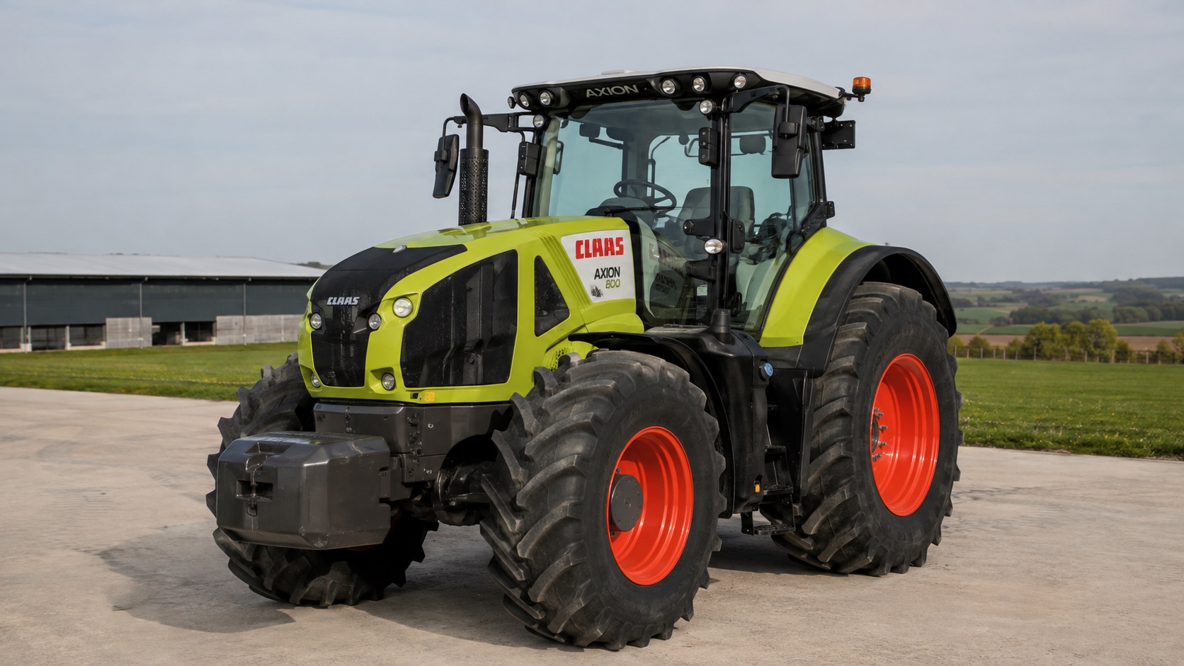 Tracteur CLAAS AXION 800 présenté dans un environnement agricole