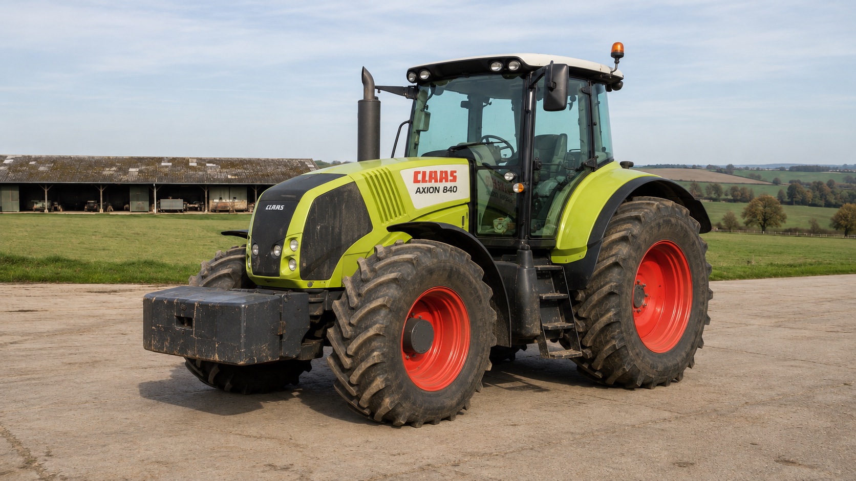 Tracteur CLAAS AXION 840 présenté dans un environnement agricole