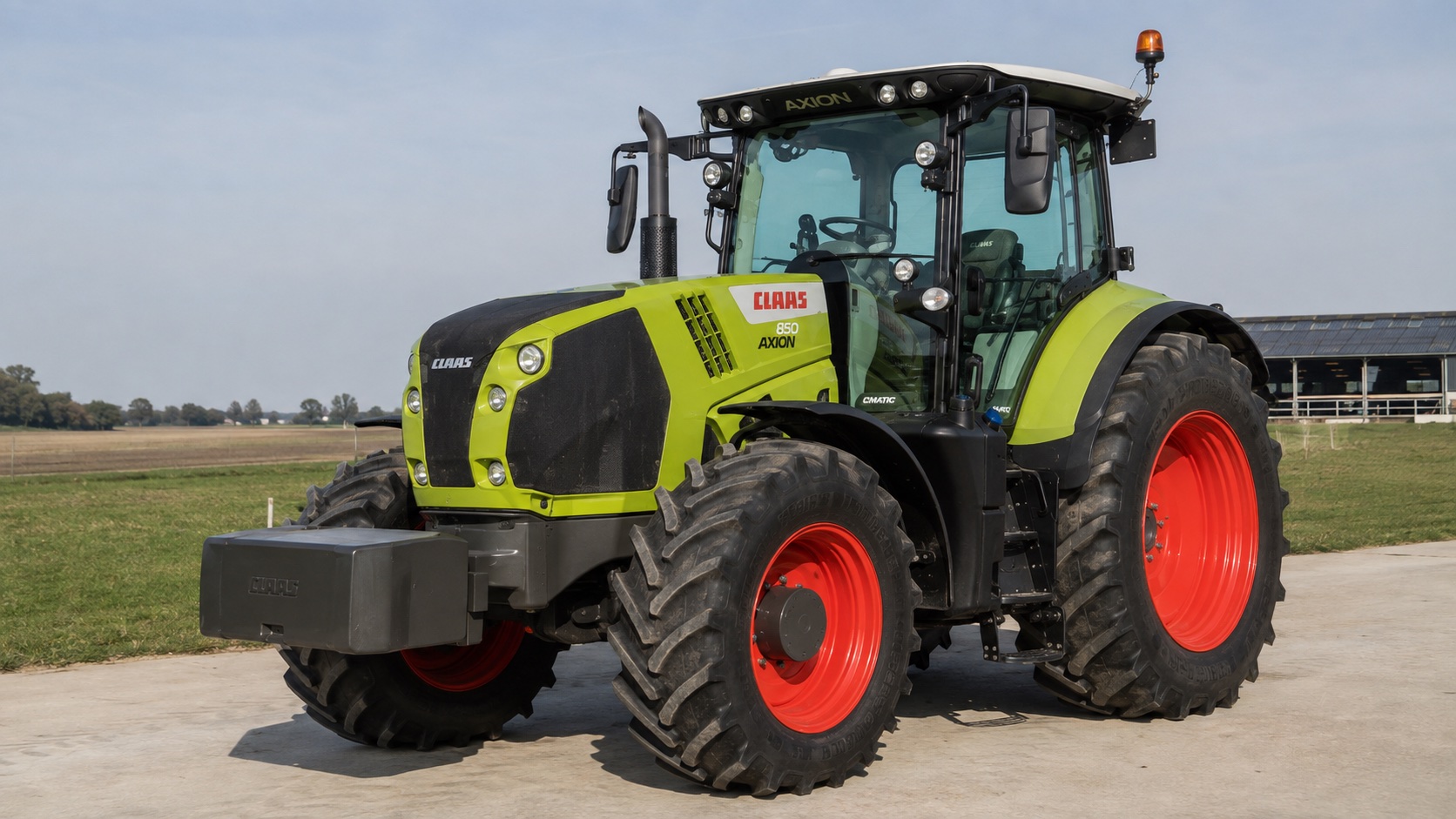 Tracteur CLAAS AXION 850 présenté dans un environnement agricole