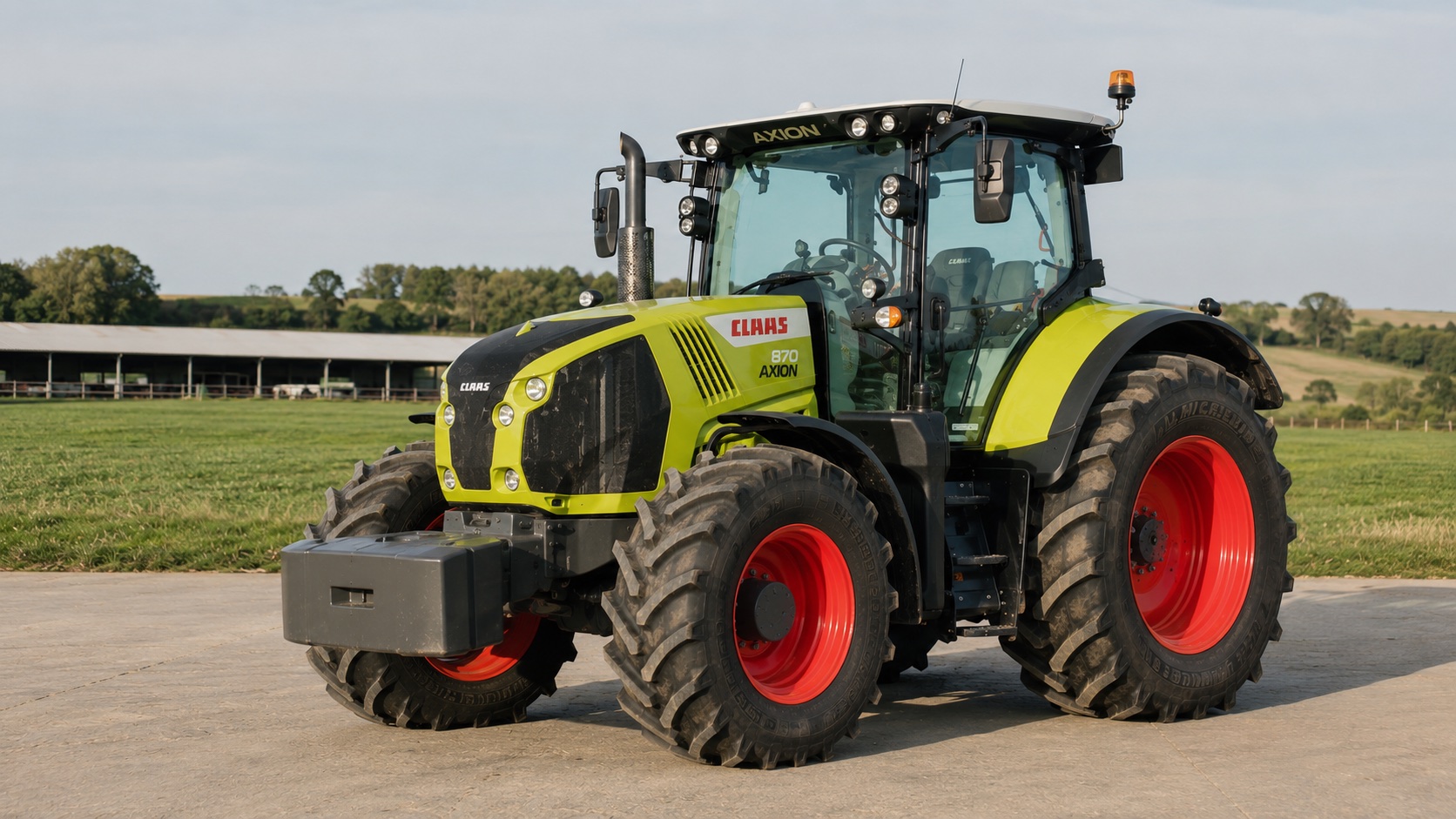 Tracteur CLAAS AXION 870 présenté dans un environnement agricole