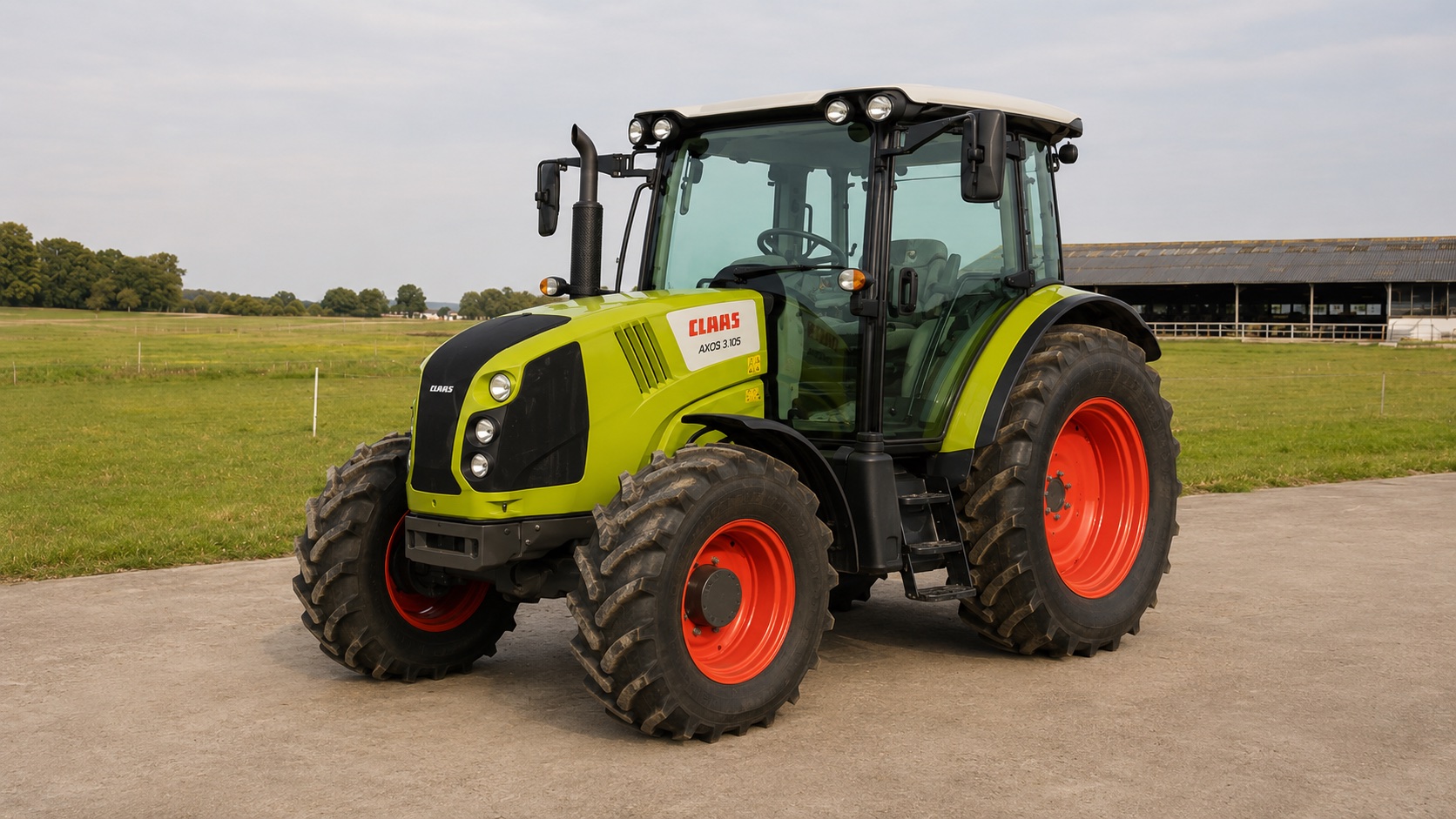 Tracteur CLAAS AXOS 3.105 présenté dans un environnement agricole
