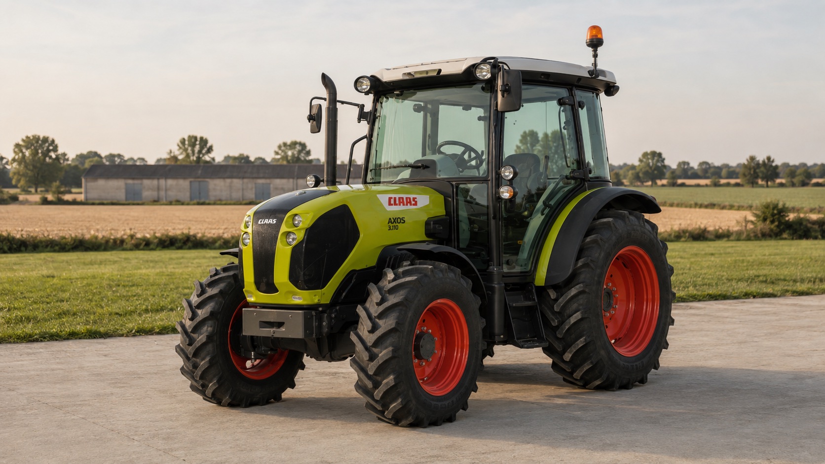 Tracteur CLAAS AXOS 3.110 présenté dans un environnement agricole
