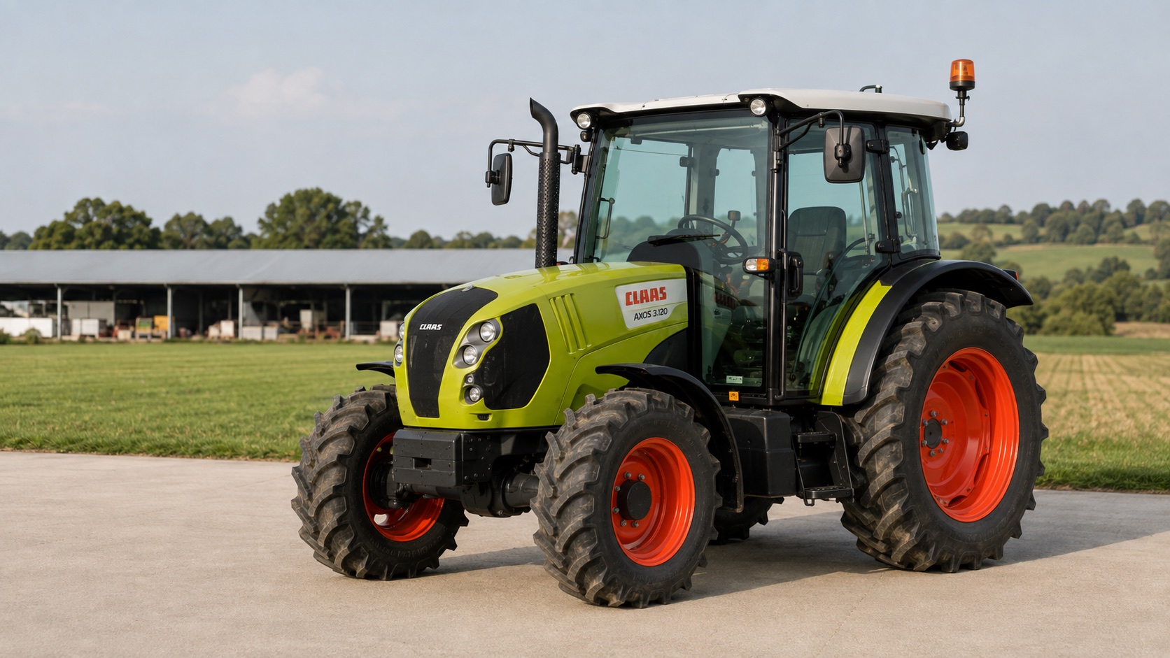 Tracteur CLAAS AXOS 3.120 présenté dans un environnement agricole