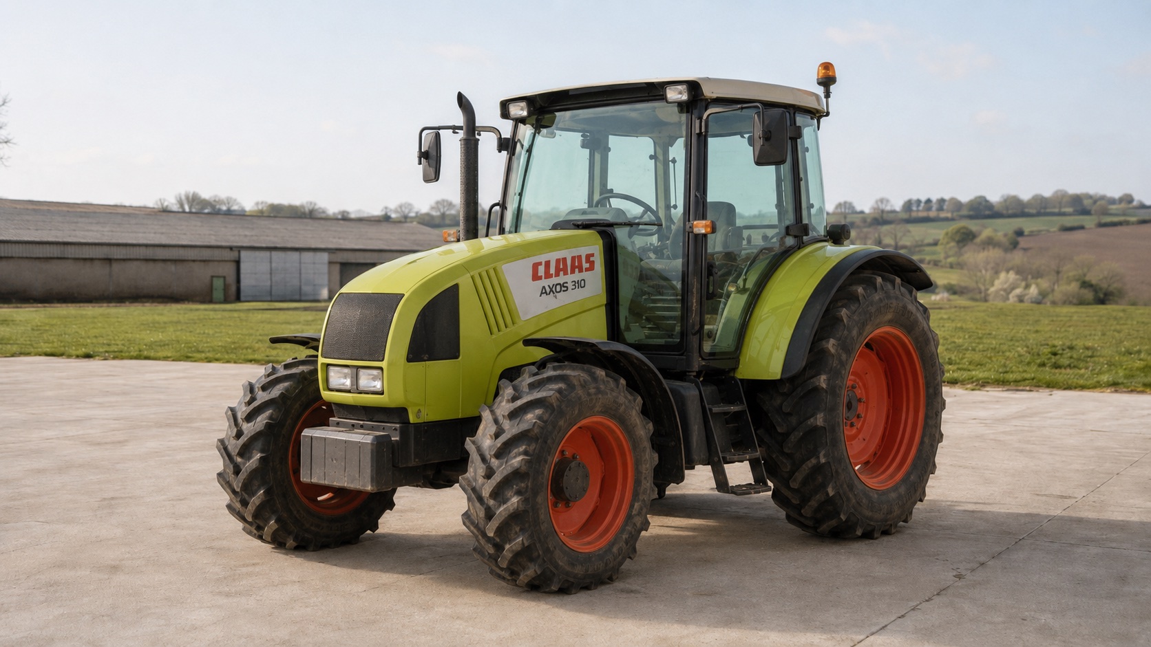 Tracteur CLAAS AXOS 310 présenté dans un environnement agricole