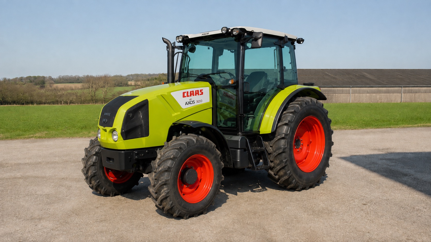 Tracteur CLAAS AXOS 320 présenté dans un environnement agricole