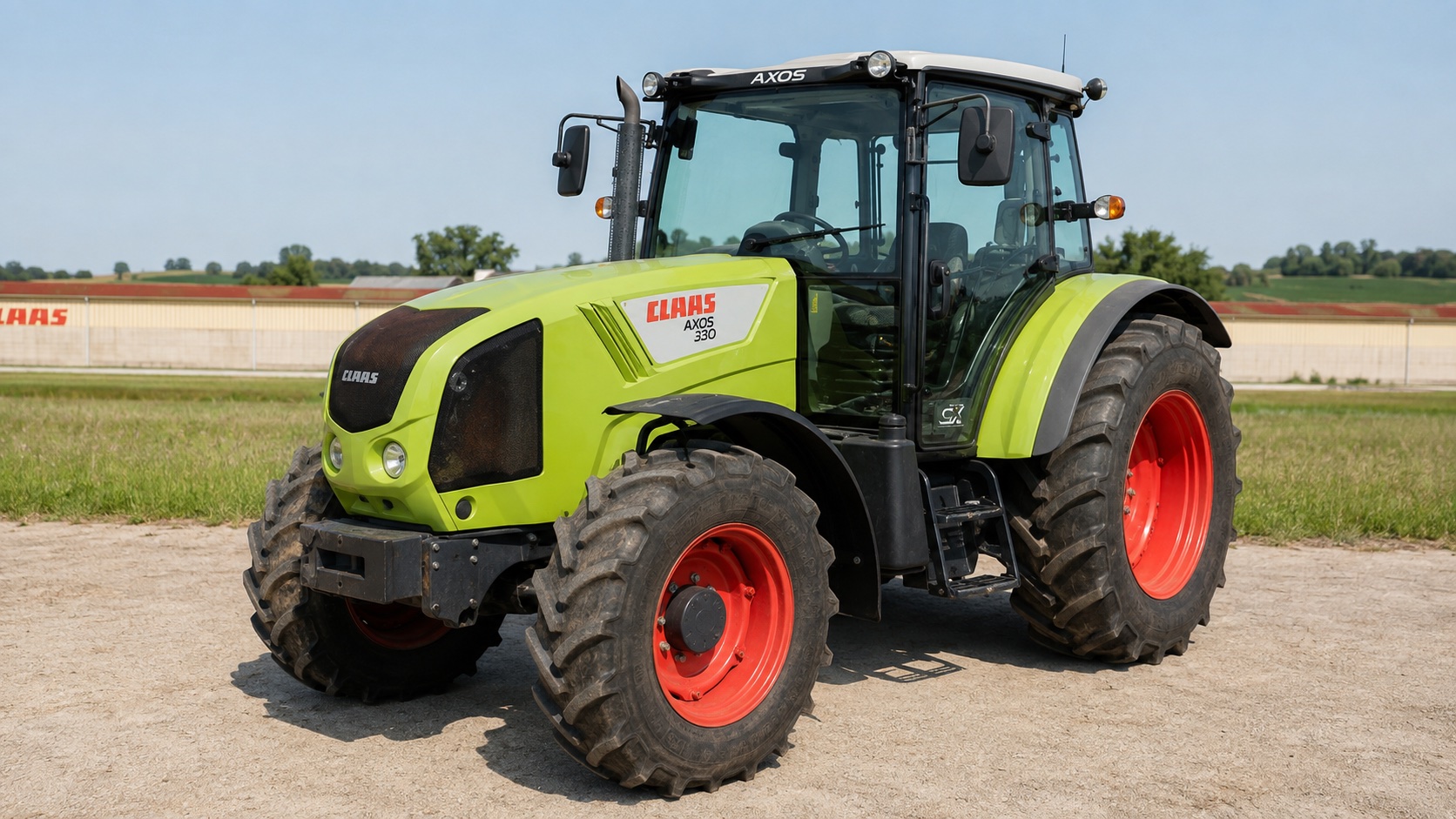 Tracteur CLAAS AXOS 330 présenté dans un environnement agricole