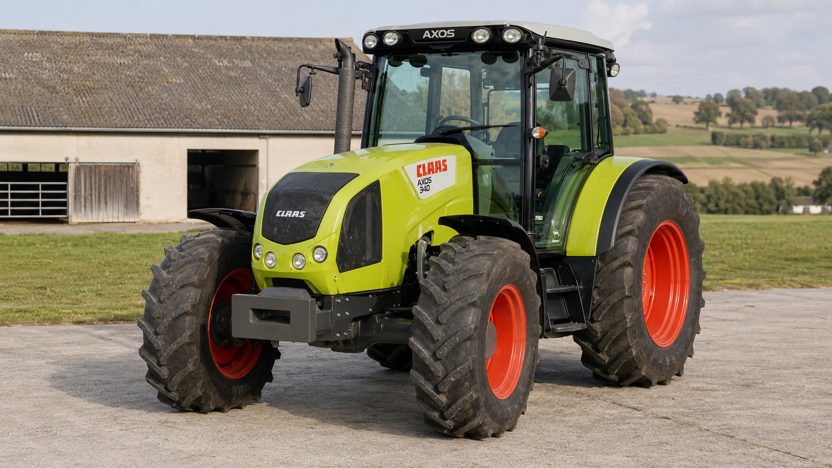 Tracteur CLAAS AXOS 340 présenté dans un environnement agricole