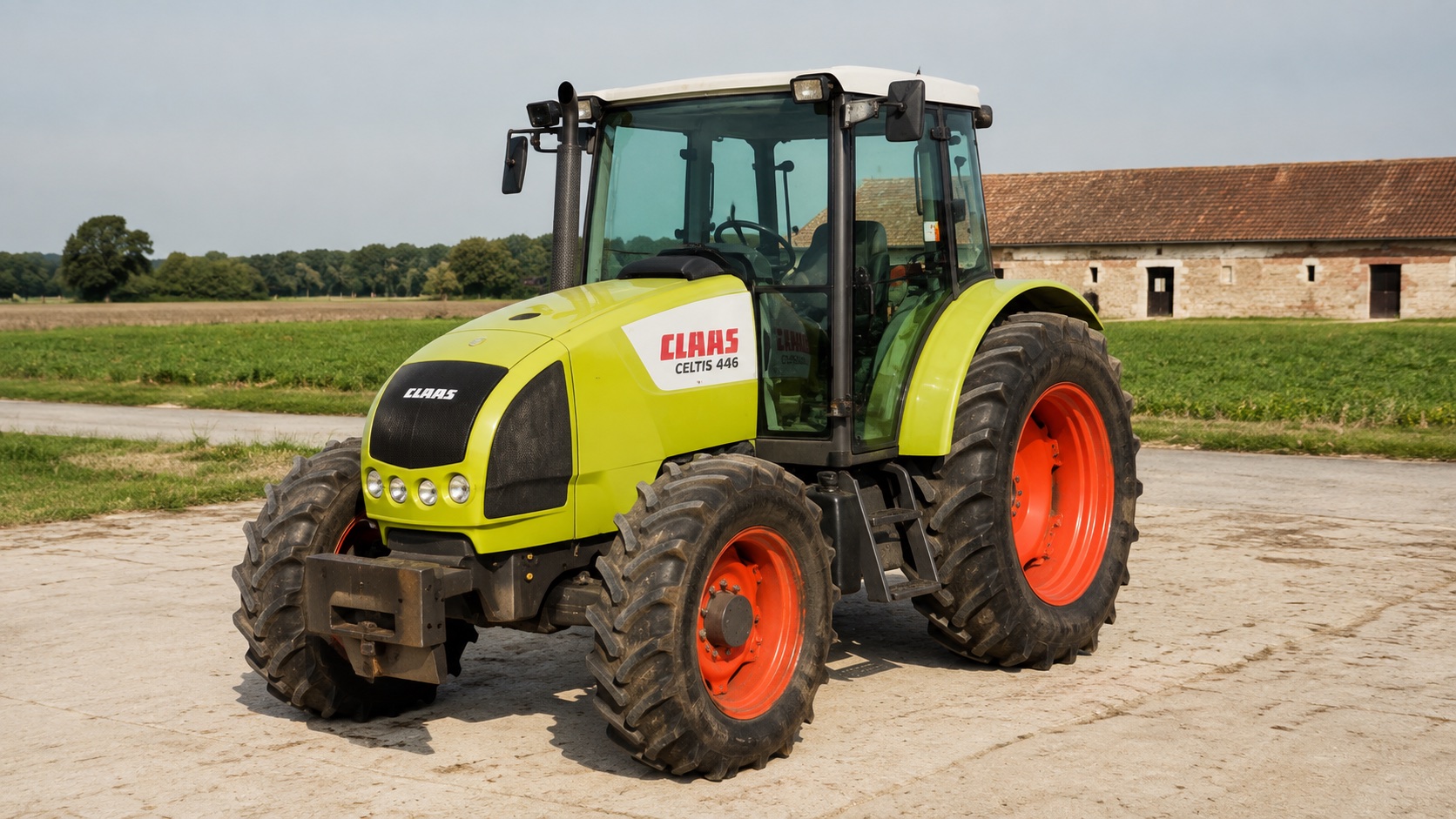 Tracteur CLAAS CELTIS 446 présenté dans un environnement agricole