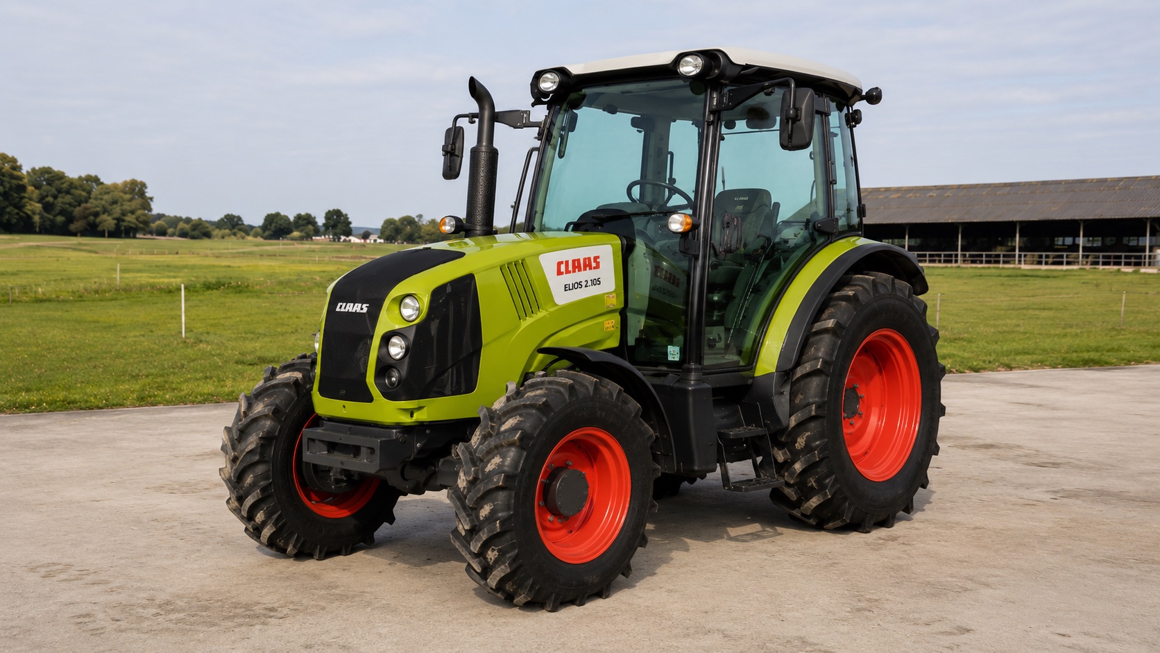 Tracteur CLAAS ELIOS 2.105 présenté dans un environnement agricole