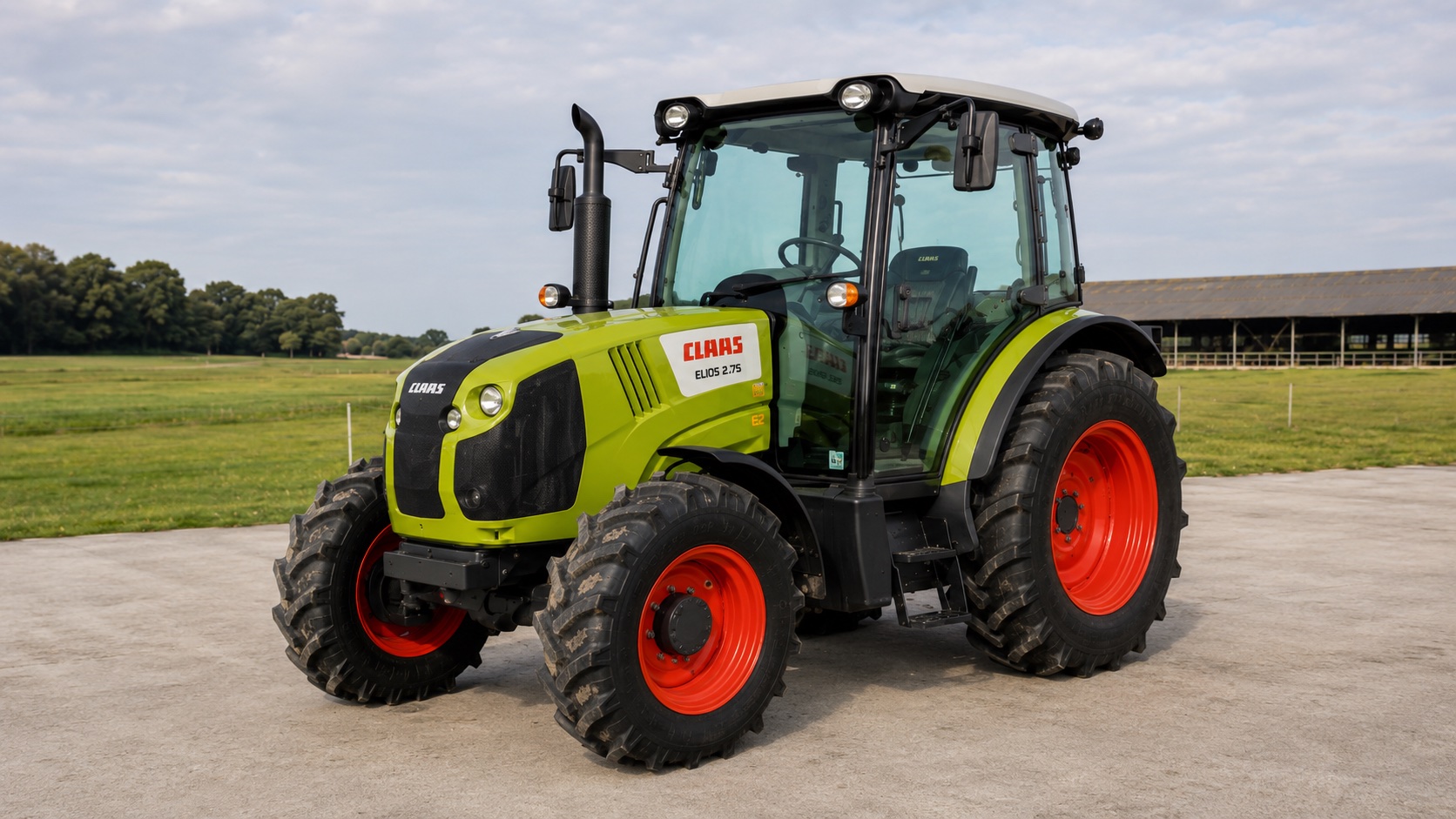 Tracteur CLAAS ELIOS 2.75 présenté dans un environnement agricole