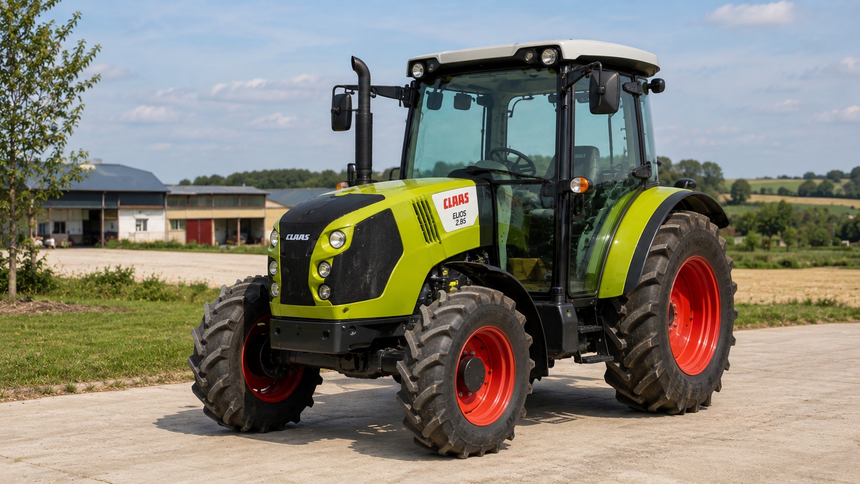 Tracteur CLAAS ELIOS 2.85 présenté dans un environnement agricole