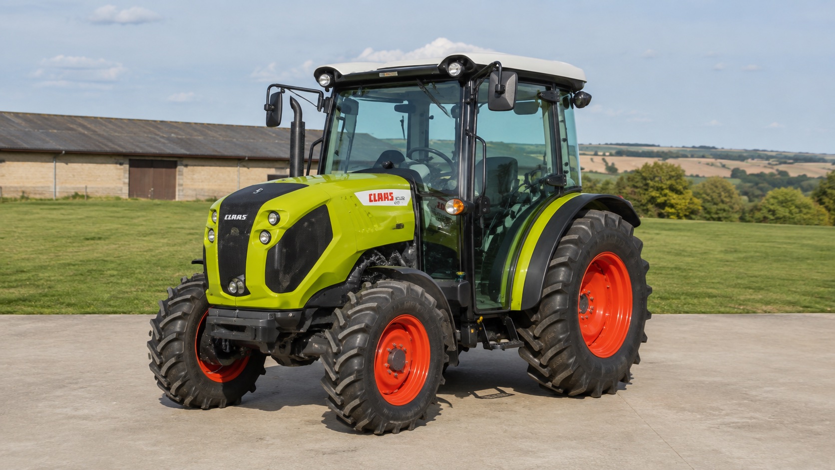 Tracteur CLAAS ELIOS 2.95 présenté dans un environnement agricole