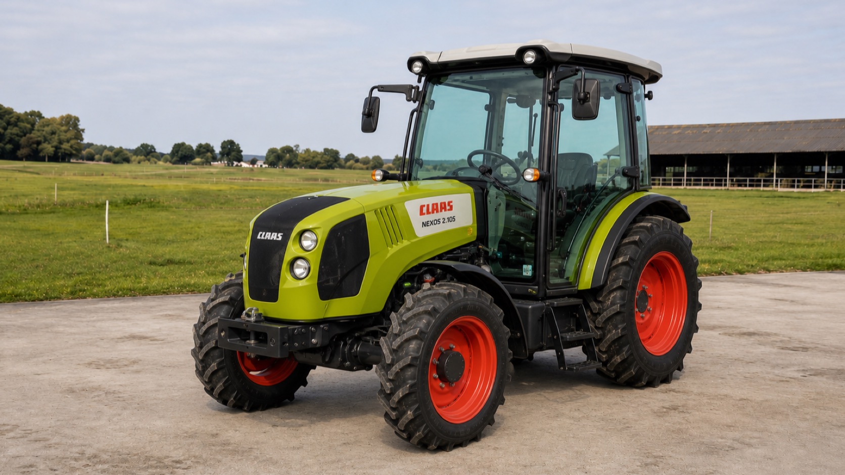 Tracteur CLAAS NEXOS 2.105 présenté dans un environnement agricole