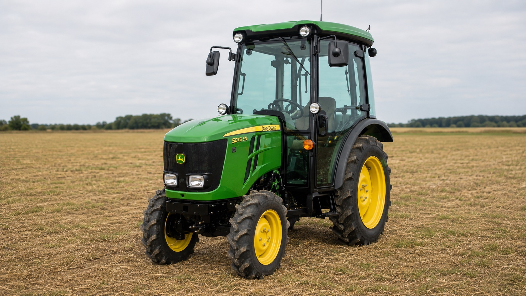 Tracteur John Deere 5075EN présenté dans un environnement agricole