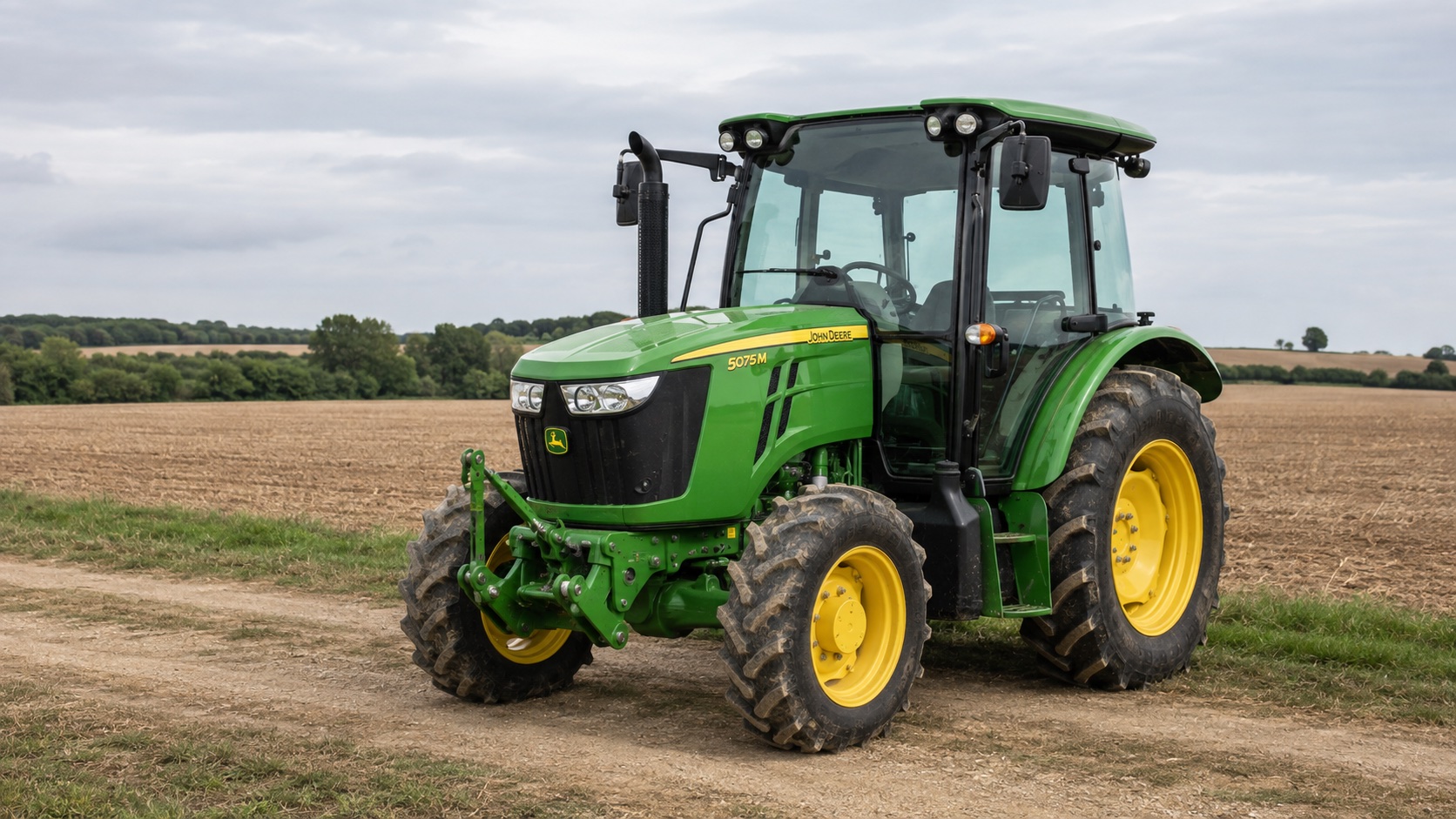 Tracteur John Deere 5075M présenté dans un environnement agricole