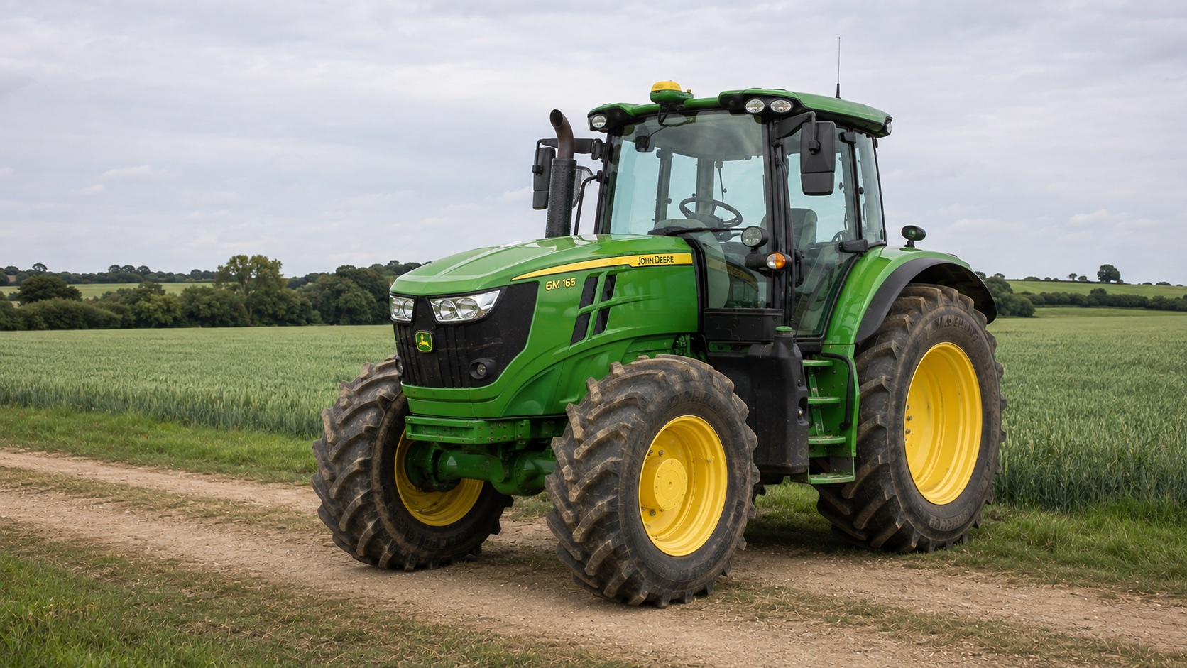 Tracteur John Deere 6M 165 présenté dans un environnement agricole
