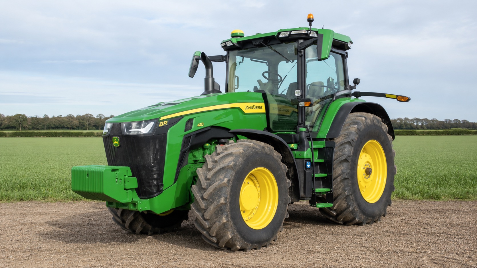 Tracteur John Deere 8R 410 présenté dans un environnement agricole