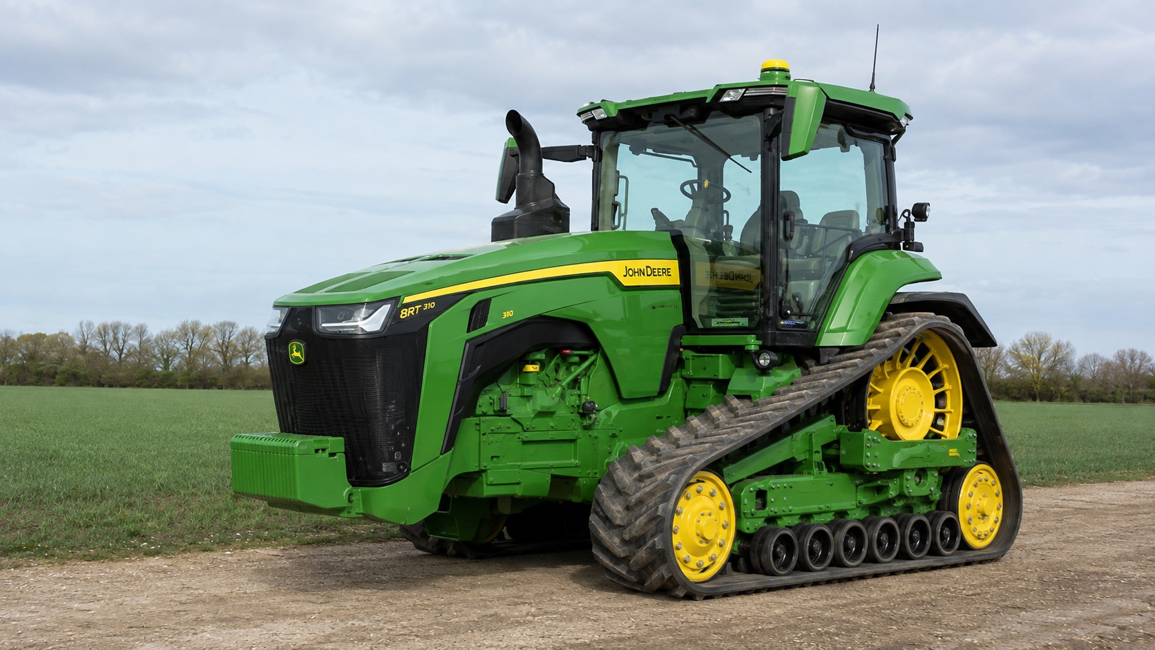 Tracteur John Deere 8RT 310 présenté dans un environnement agricole