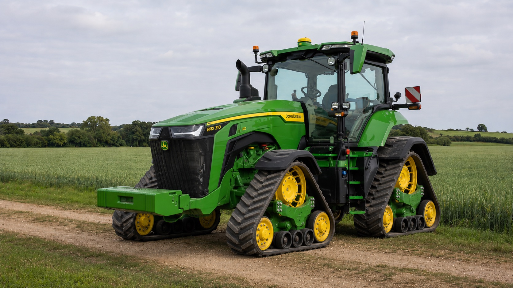Tracteur John Deere 8RX 310 présenté dans un environnement agricole