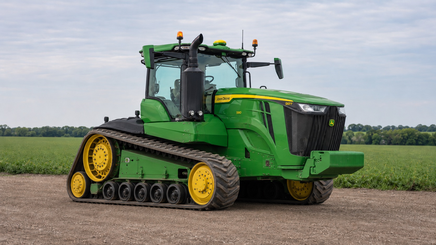 Tracteur John Deere 9RT 590 présenté dans un environnement agricole