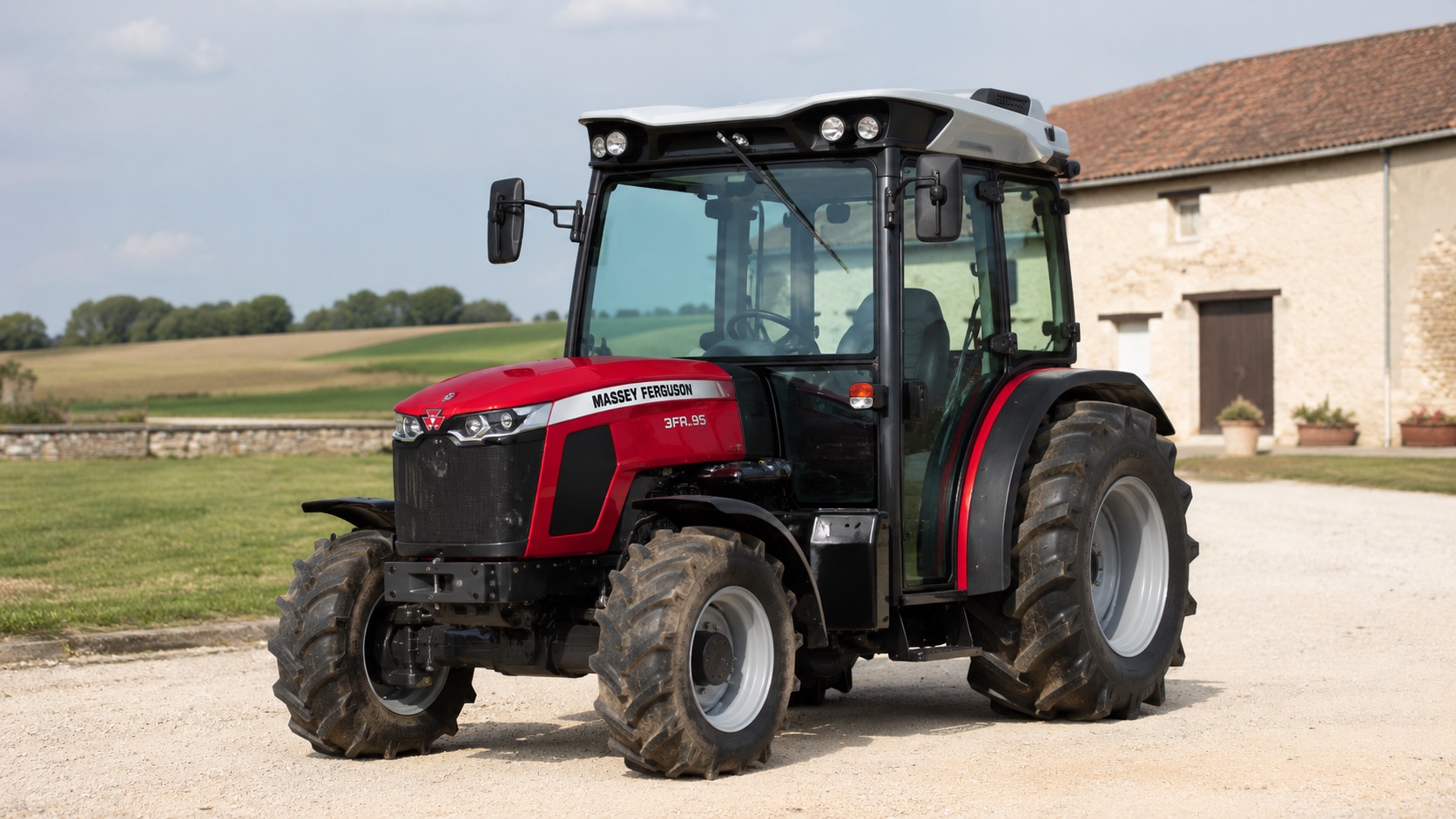 Tracteur Massey Ferguson 3FR.95 présenté dans un environnement agricole