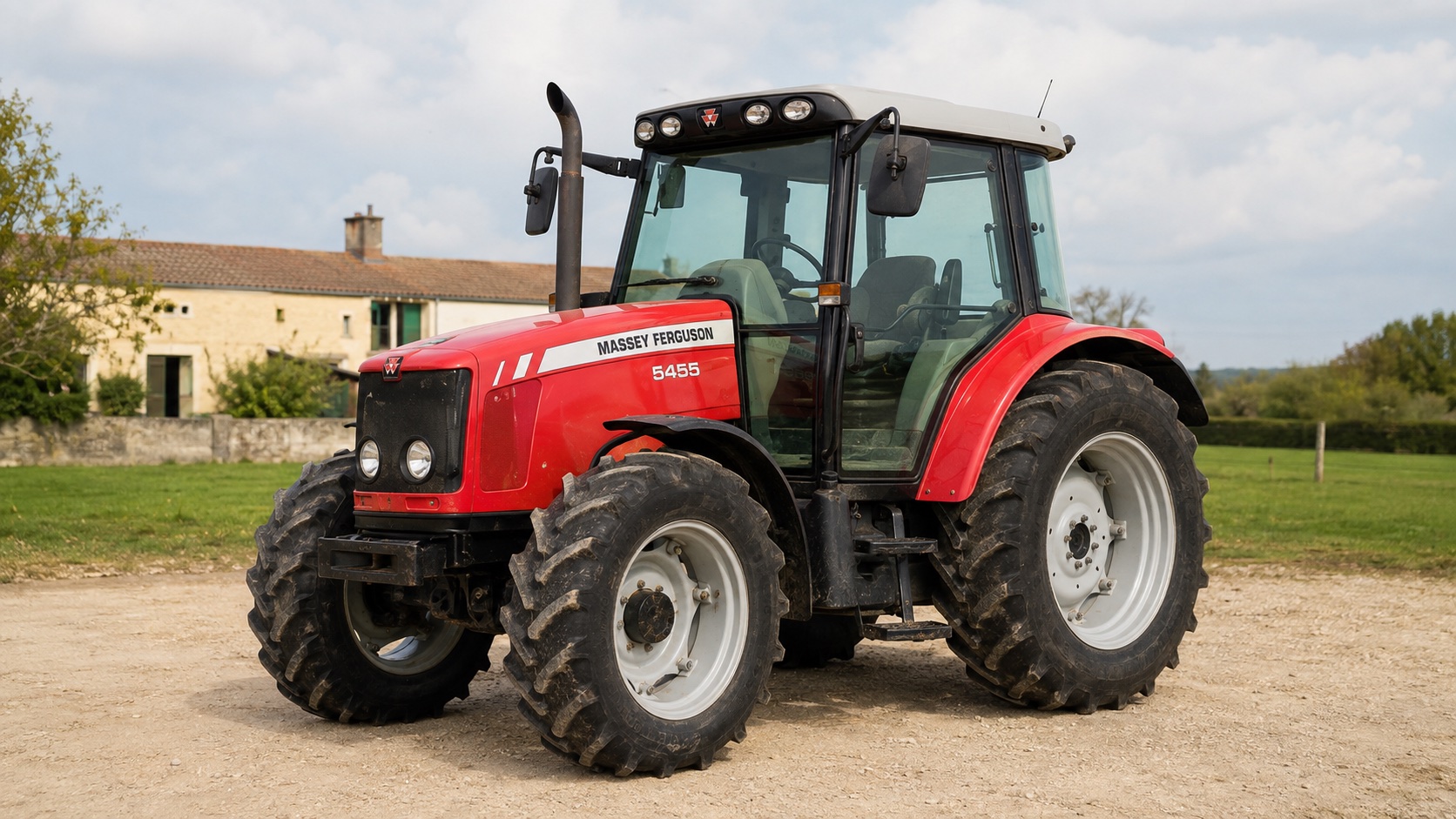 Tracteur Massey Ferguson 5455 présenté dans un environnement agricole