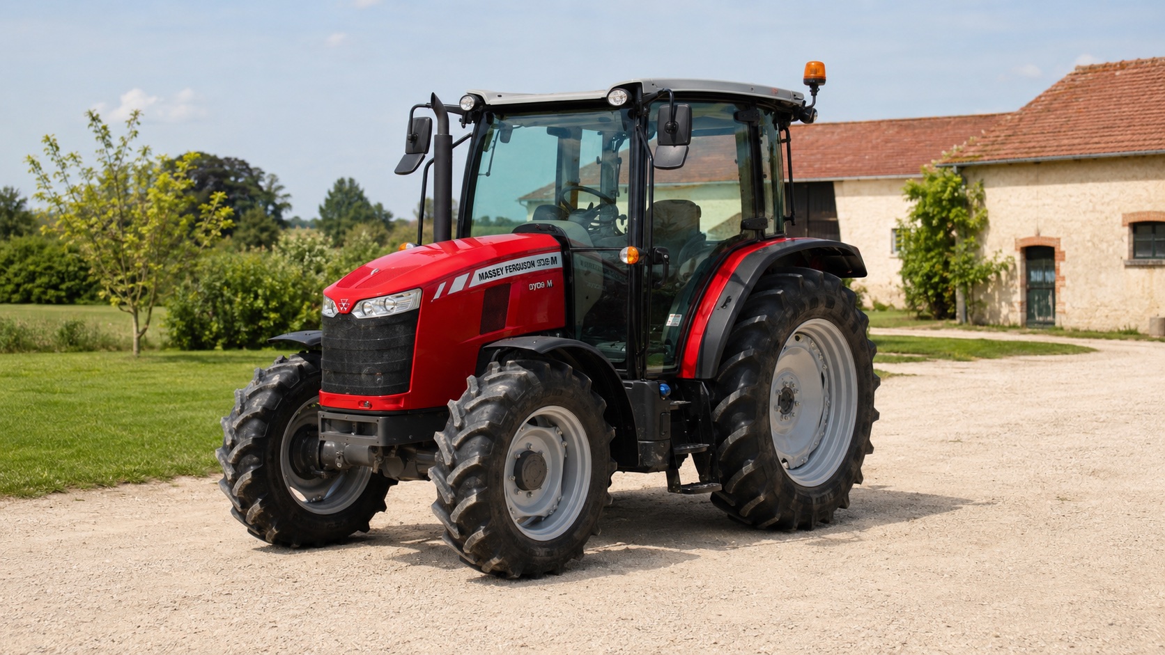 Tracteur Massey Ferguson 5709 M présenté dans un environnement agricole