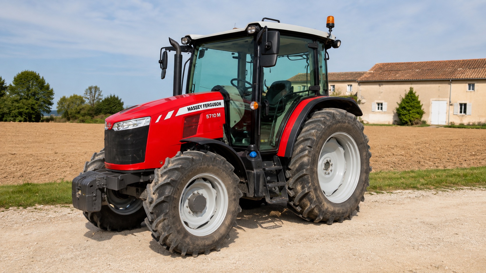 Tracteur Massey Ferguson 5710 M présenté dans un environnement agricole
