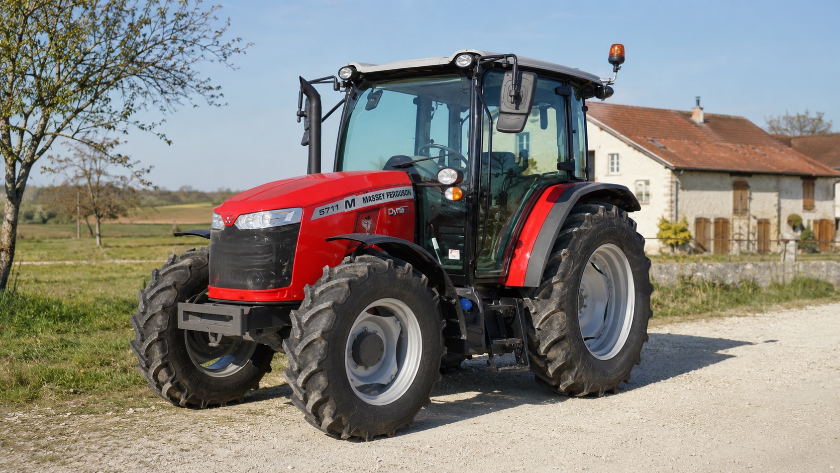 Tracteur Massey Ferguson 5711 M présenté dans un environnement agricole