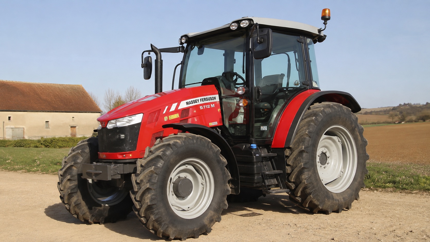 Tracteur Massey Ferguson 5712 M présenté dans un environnement agricole