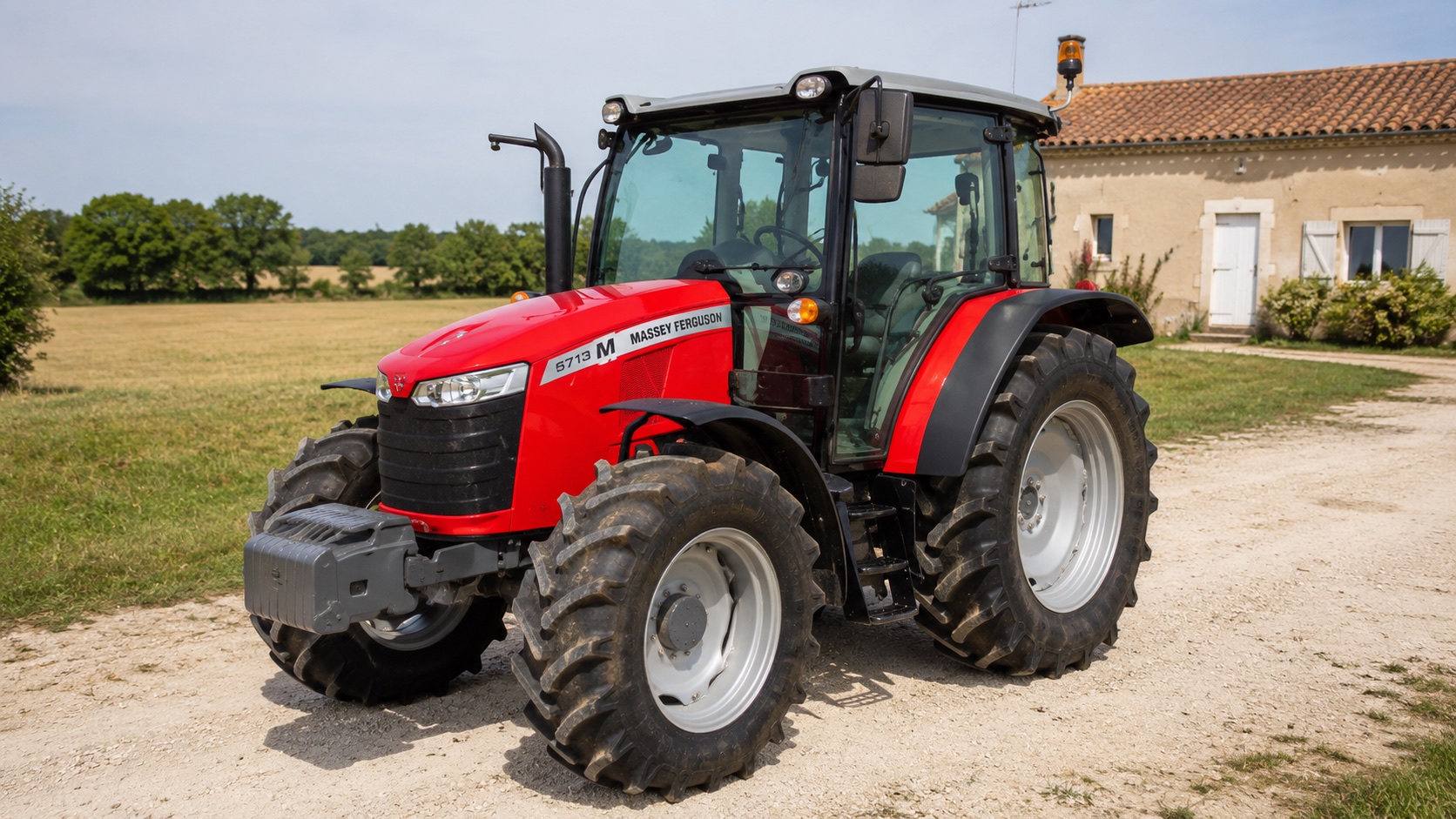 Tracteur Massey Ferguson 5713 M présenté dans un environnement agricole