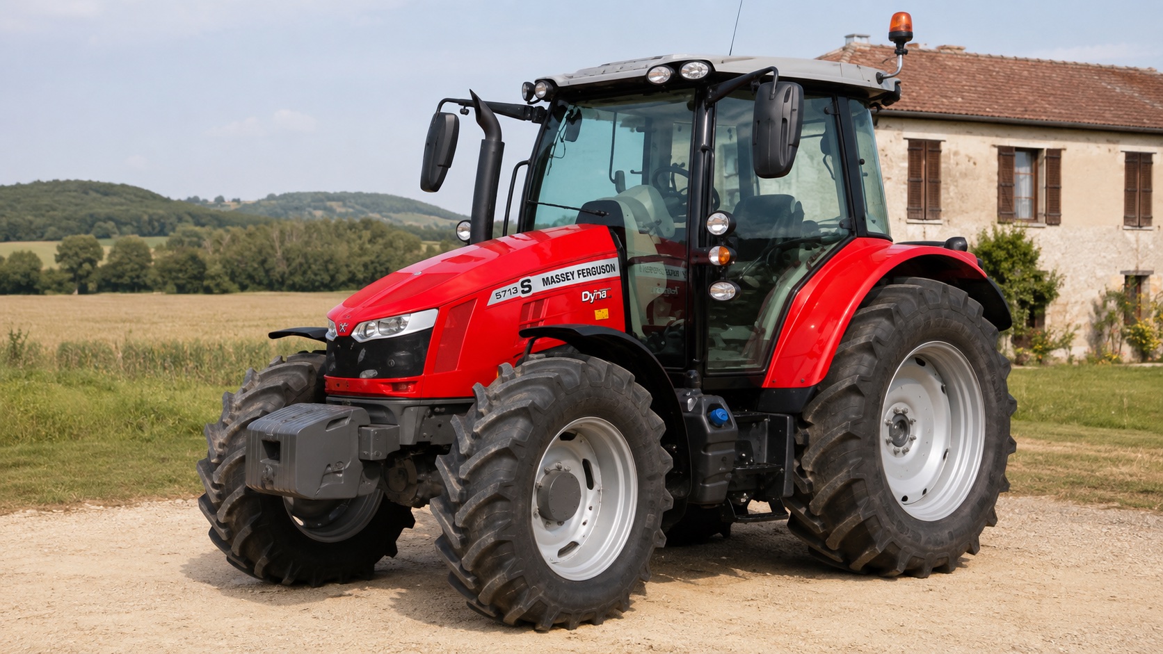 Tracteur Massey Ferguson 5713 S présenté dans un environnement agricole