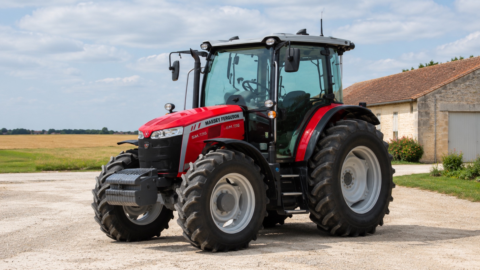 Tracteur Massey Ferguson 5M.135 présenté dans un environnement agricole