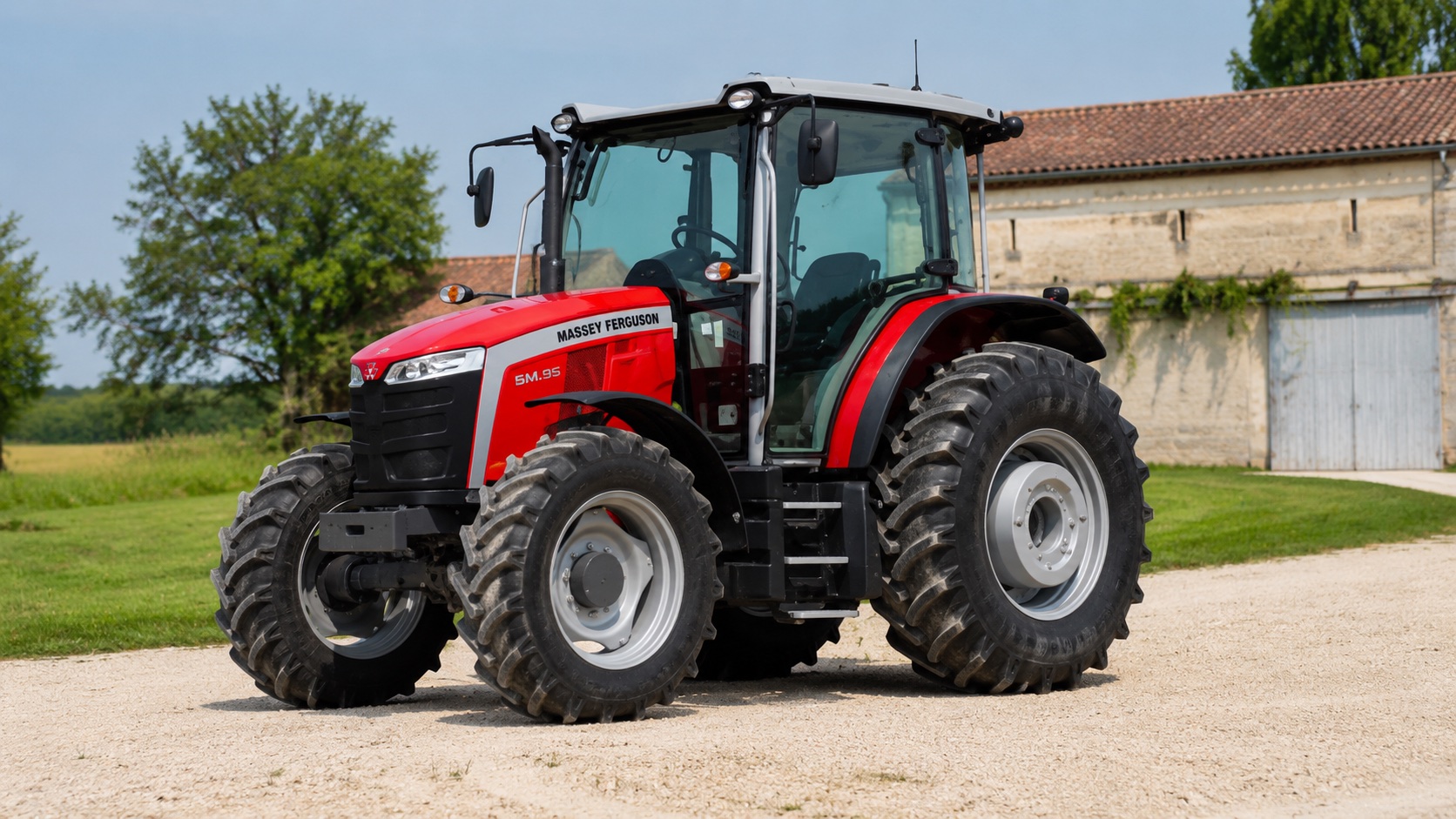 Tracteur Massey Ferguson 5M.95 présenté dans un environnement agricole